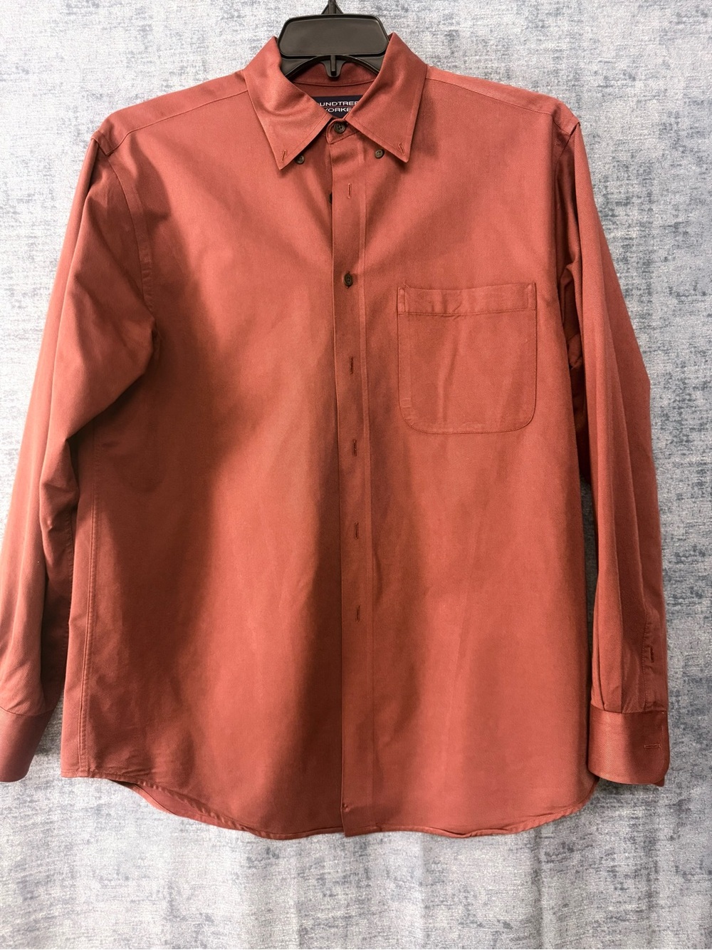 Roundtree & Yorke Men’s Button Up LS Shirt. Size M
